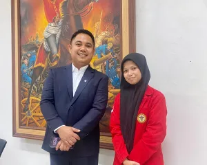 Foto bersama Ketua Tim Passompe dengan Wakil Menteri Perlindungan Pekerja Migran Indonesia (P2MI), Dzulfikar Ahmad Tawalla SPd MI Kom di Gedung Ipteks Unhas. Foto: Dokumentasi Pribadi.